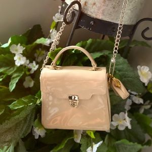 VINTAGE LIZ CLAIBORNE W HANDLE AND CHAIN BOX PURSE. BEIGE PATEN LEATHER